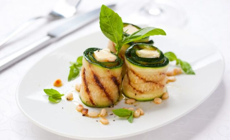 You can have dinner with gout with fragrant zucchini rolls with cottage cheese